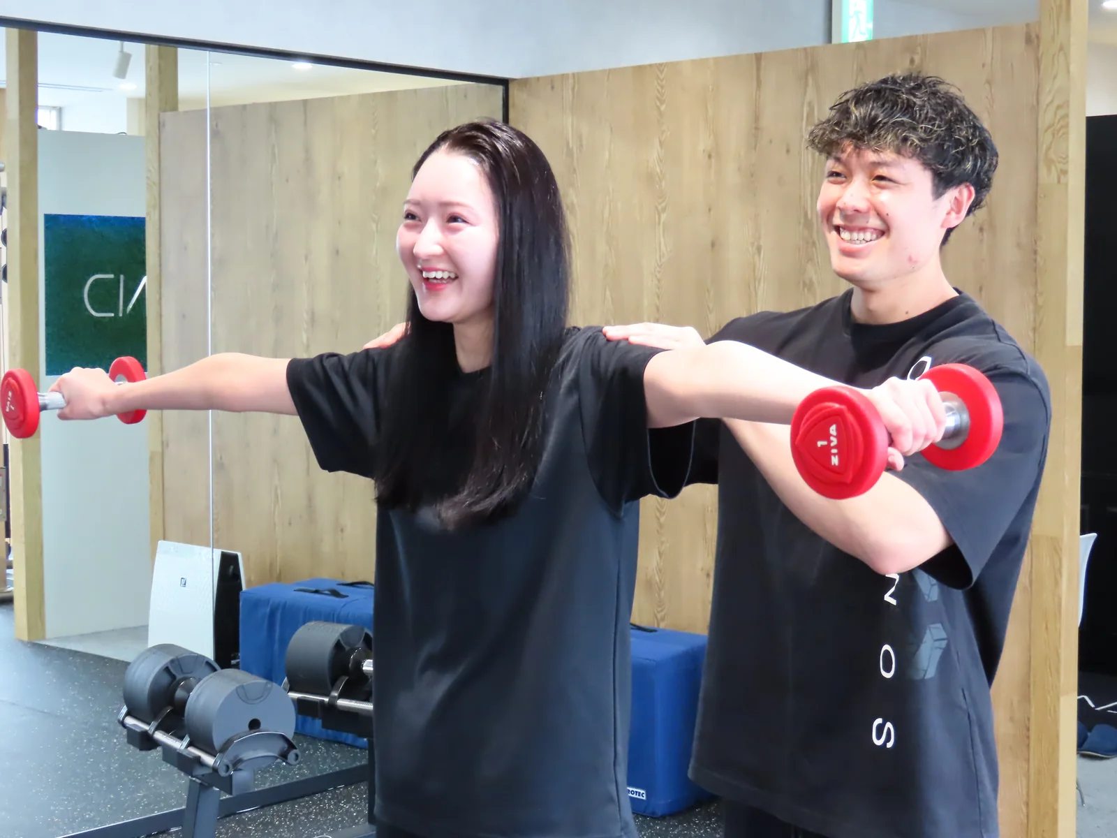 BEYOND札幌でトレーナーと運動する様子