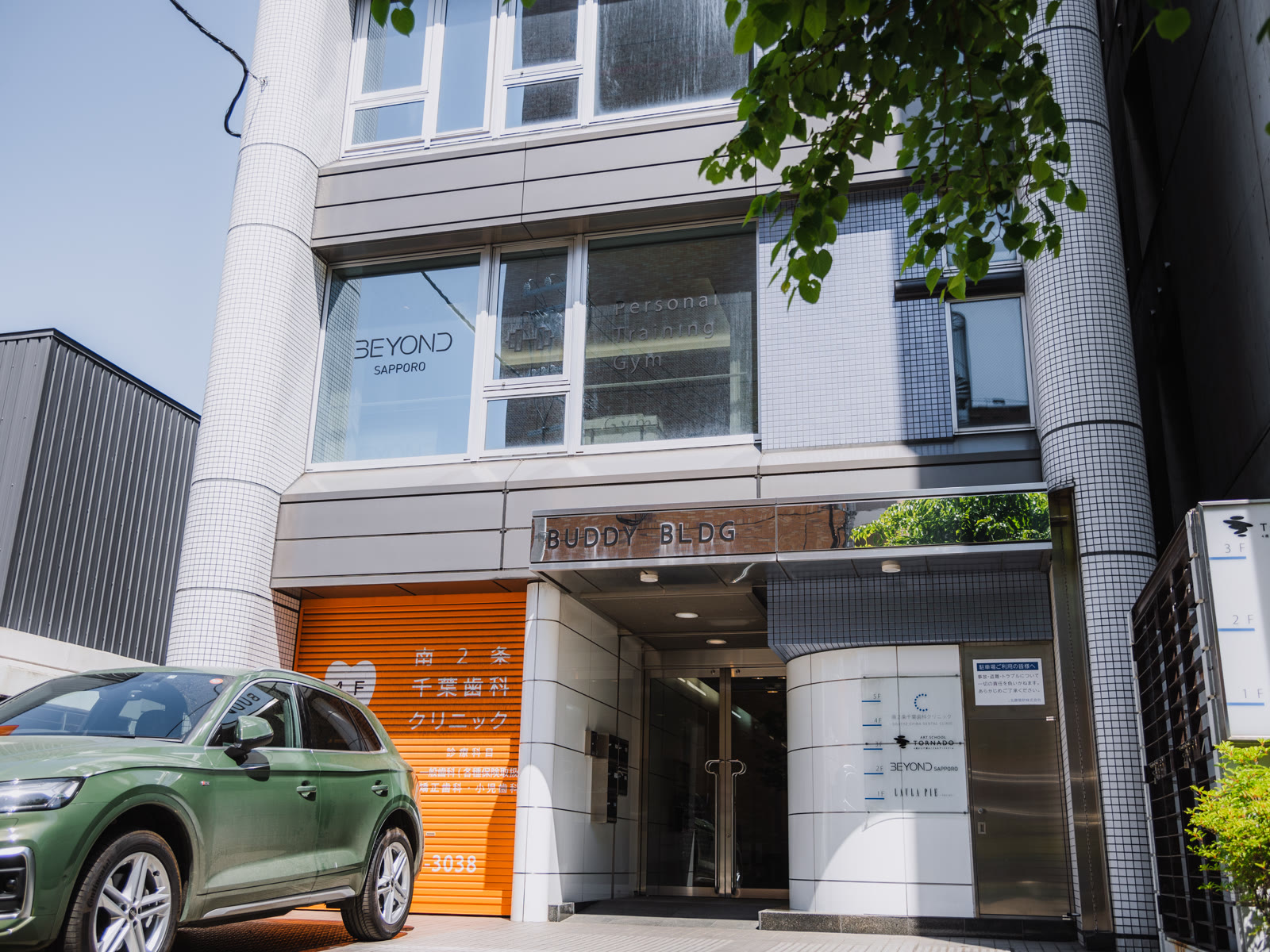 札幌ANNEX店が入るBUDDYビルの外観と入口