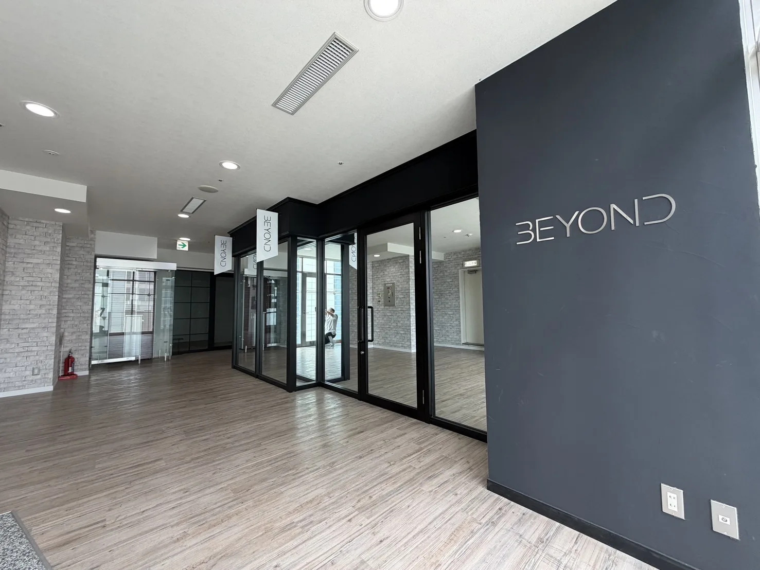 札幌駅前店のあるフロアのBEYONDロゴ
