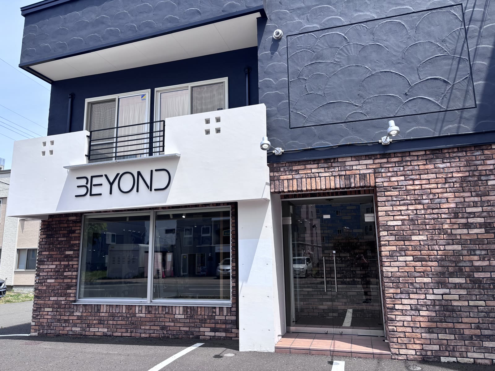 BEYONDの看板が見える豊平店の入口